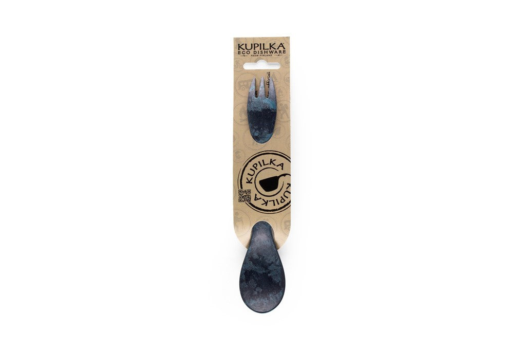 Cuillère-fourchette Kupilka bleue sur une carte en carton avec logo Kupilka