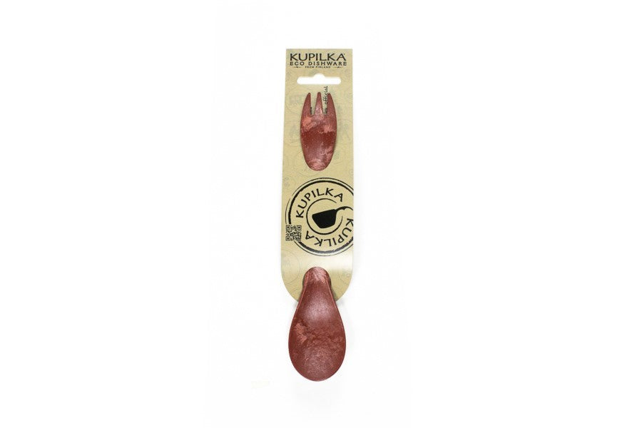 Cuillère-fourchette Kupilka rouge sur une carte en carton avec logo Kupilka