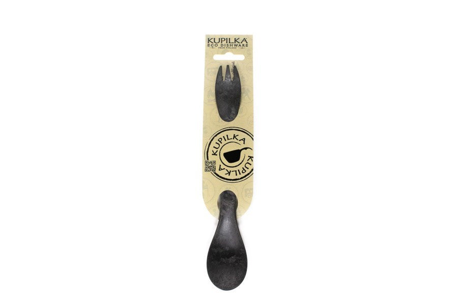 Cuillère-fourchette Kupilka noire dans son emballage, côté fourchette en haut et côté cuillère en bas