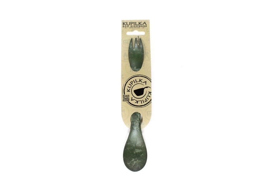 Cuillère-fourchette Kupilka verte dans son emballage, côté fourchette en haut et côté cuillère en bas