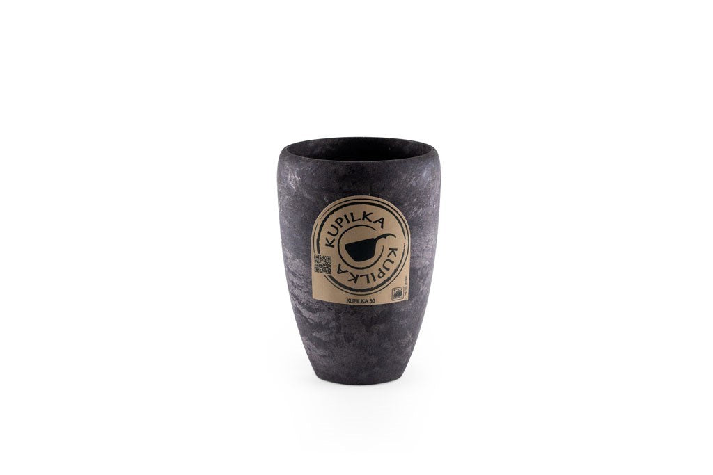 Kupilka 30 Coffee Go Cup noire avec l'étiquette ronde Kupilka sur le devant