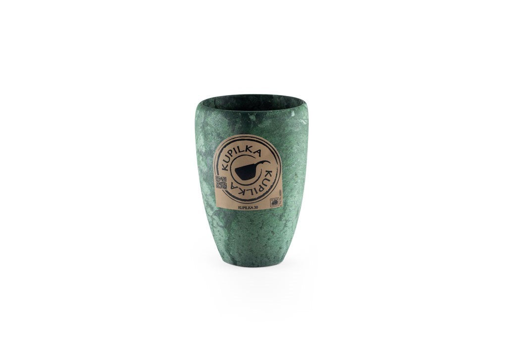 Kupilka 30 Coffee Go Cup verte avec l'étiquette ronde Kupilka sur le devant