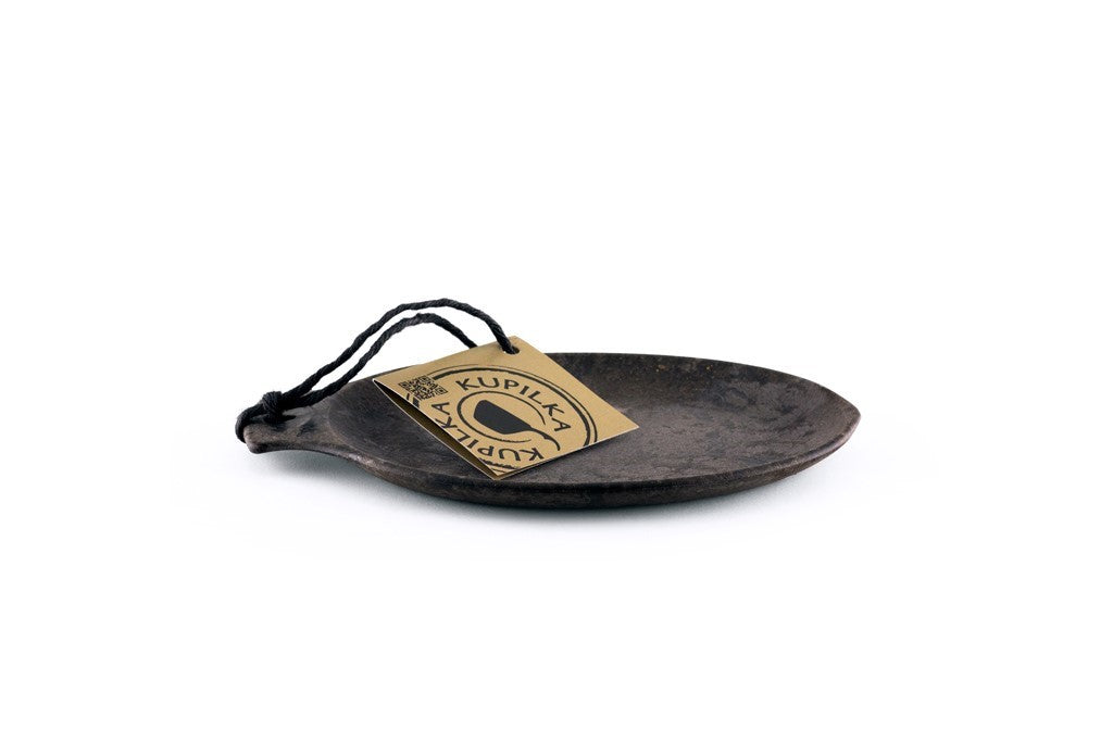 Kupilka 14 Petite Assiette en noir avec boucle noire et étiquette en carton, vue de côté