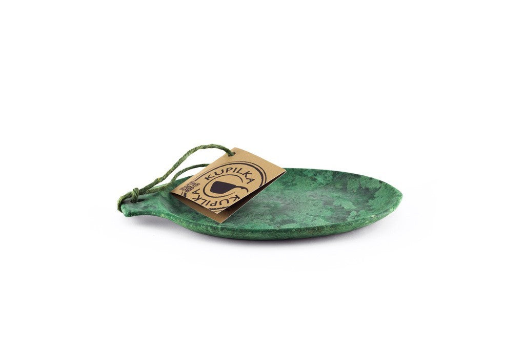 Kupilka 14 Petite Assiette en vert avec boucle et étiquette en carton, vue de côté