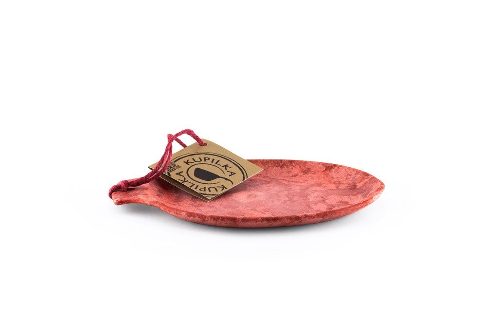 Kupilka 14 Petite Assiette en rouge avec boucle rouge et étiquette en carton, vue de côté