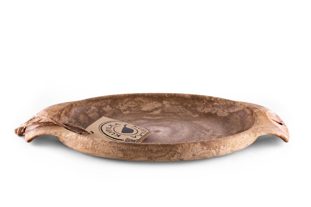 Kupilka 44 assiette marron naturel vue de côté, avec deux poignées et une étiquette