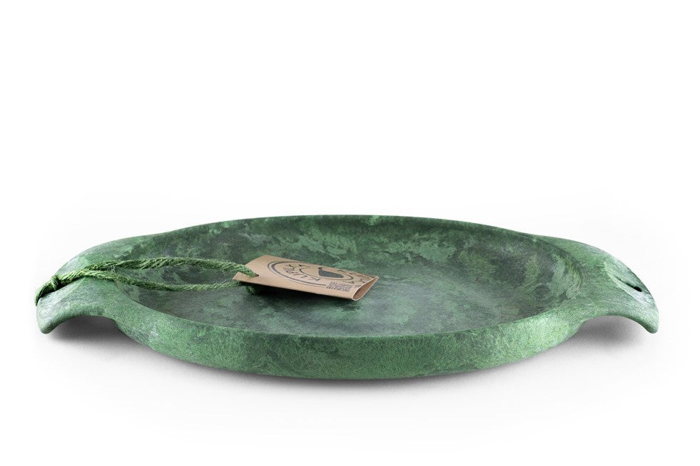Kupilka 44 assiette verte vue de côté, assiette plate avec poignées et étiquette en carton