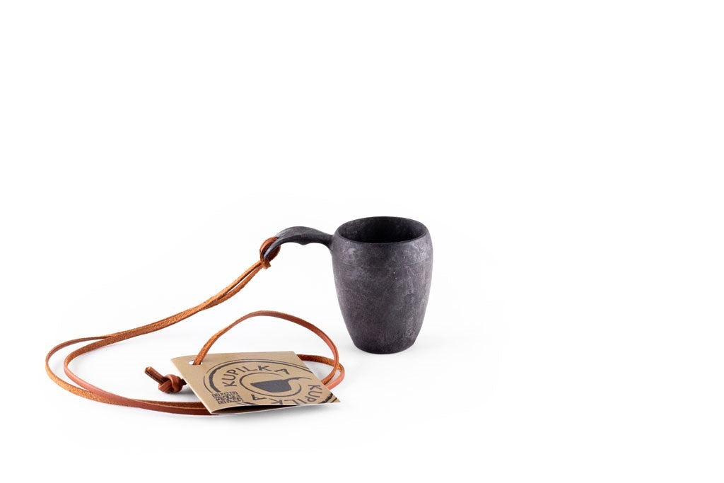Kupilka 5 Shot Cup noire avec cordon marron et étiquette en carton