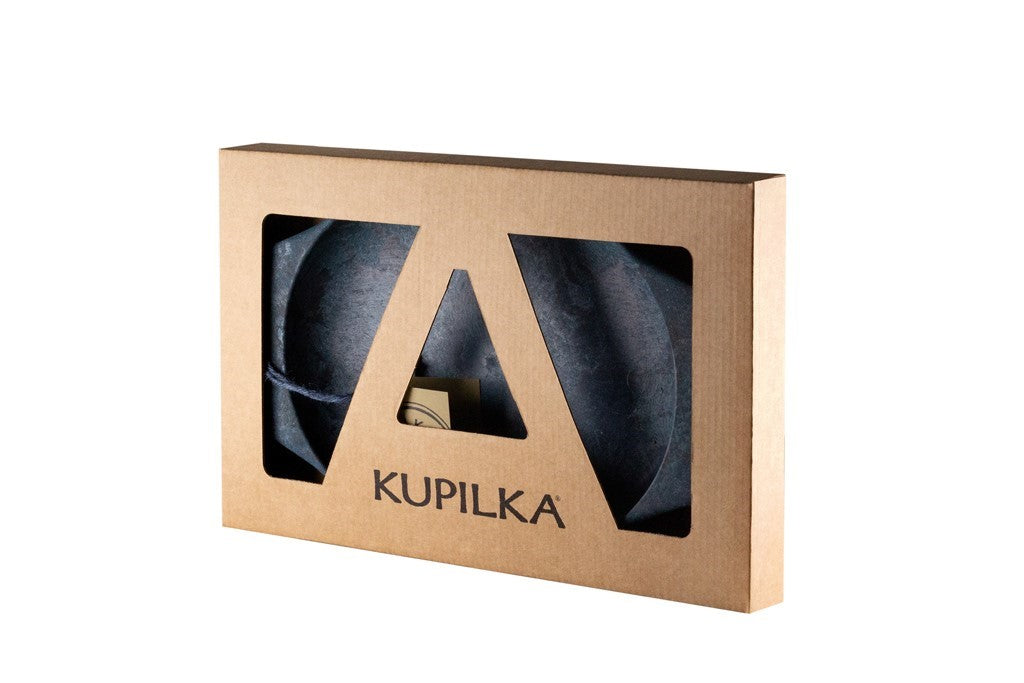 Kupilka 44 assiette bleu foncé dans l'emballage en carton avec logo Kupilka