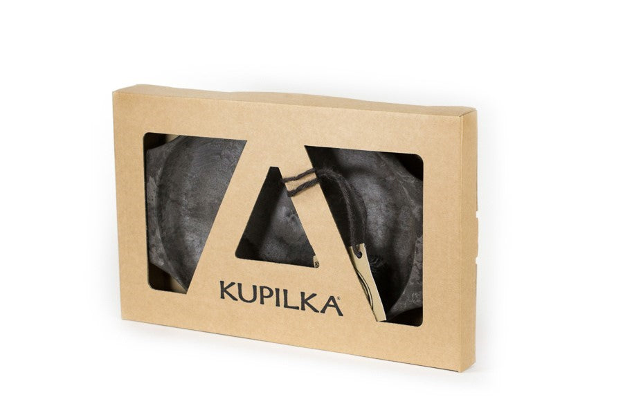 Kupilka 44 assiette noire dans l'emballage en carton avec fenêtre
