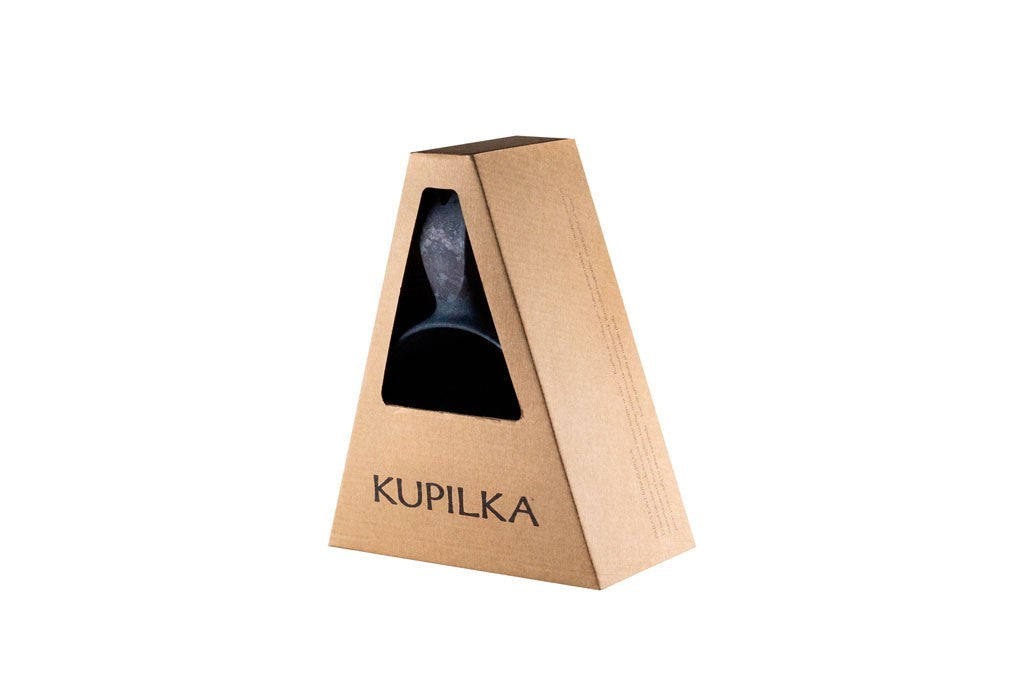 Kupilka 37 Large Cup emballée dans la boîte en carton, tasse foncée visible par la fenêtre