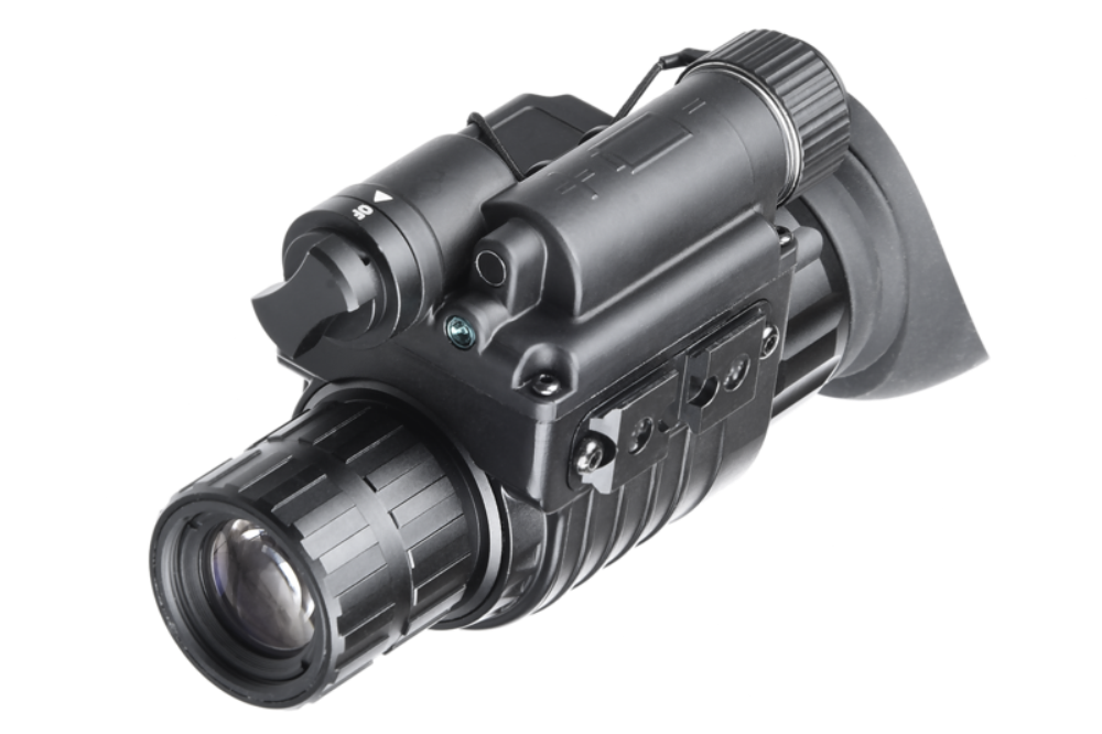 AGM Wolf-14 NL1 monoculaire de vision nocturne noir, vu de biais avant gauche avec objectif et œilleton