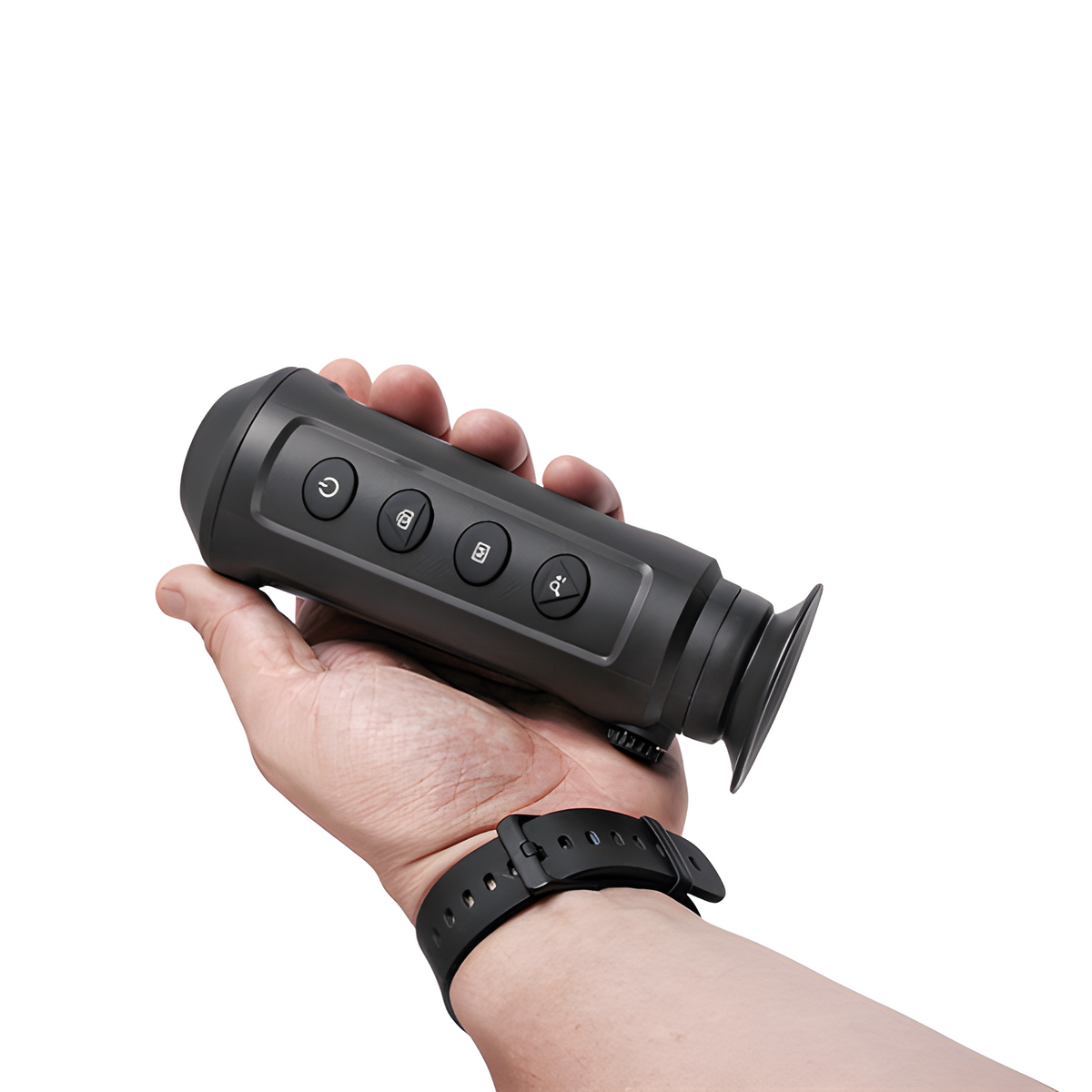 AGM Taipan TM15-384 dans une main, format compact avec quatre boutons et œilleton