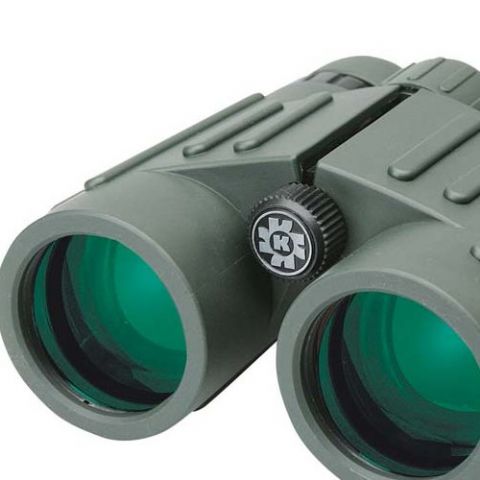 Konus Emperor 8x42, gros plan de la molette de mise au point avec logo Konus entre les objectifs