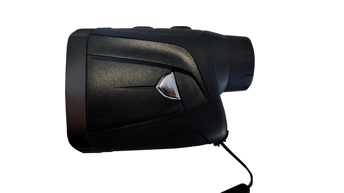 Konus RF-1200 télémètre vu de côté avec l'oculaire à droite et dragonne