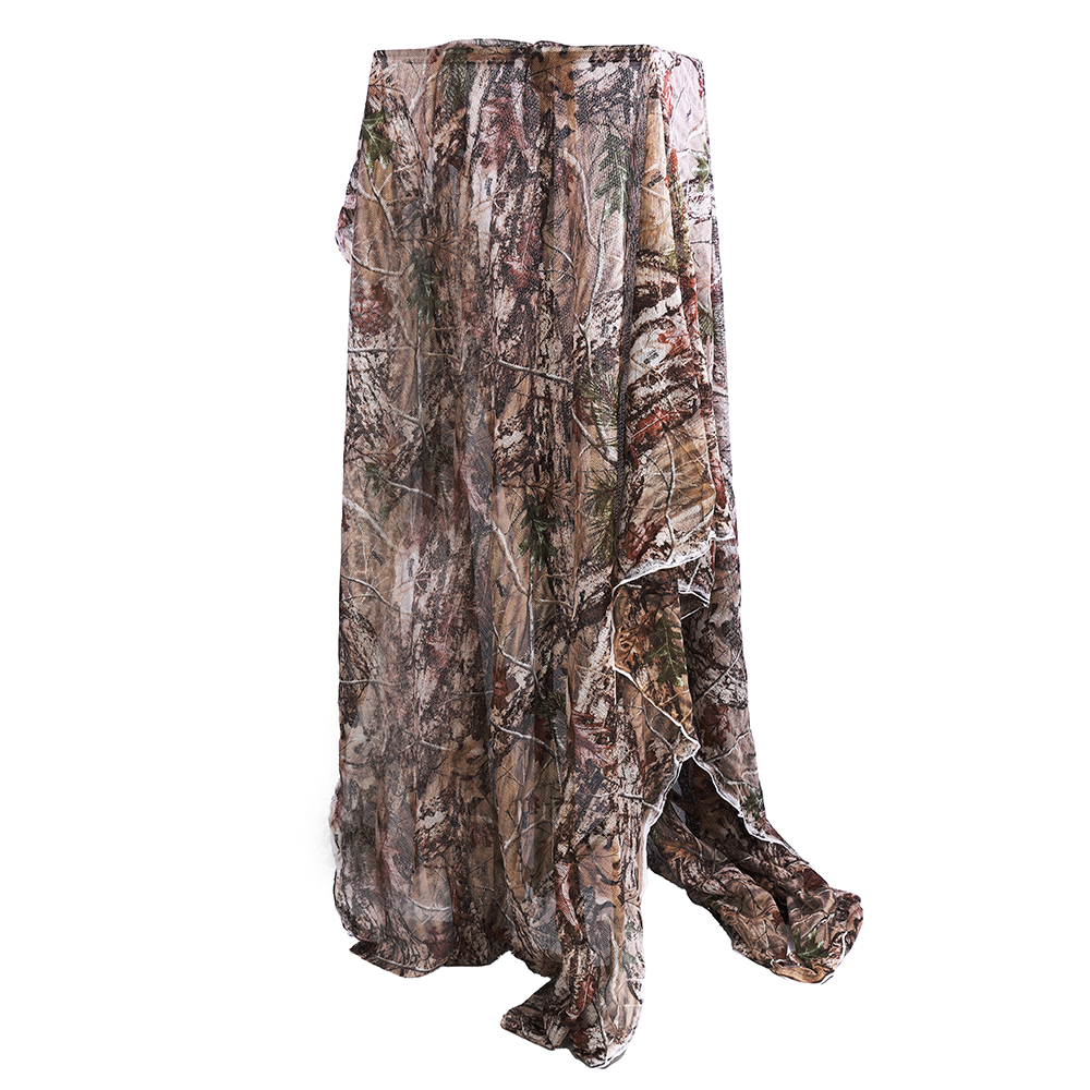Filet de camouflage Outdoor Club Green Forest en gros plan, trous du filet sur un motif de feuilles