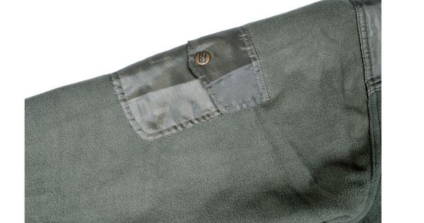 Stealth Gear Fleece2, détail d'une poche plaquée avec bouton-pression sur le tissu vert