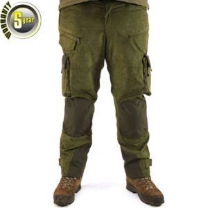 Pantalon Stealth Gear 2N vert forêt avec chaussures de randonnée et un badge garantie 5 ans