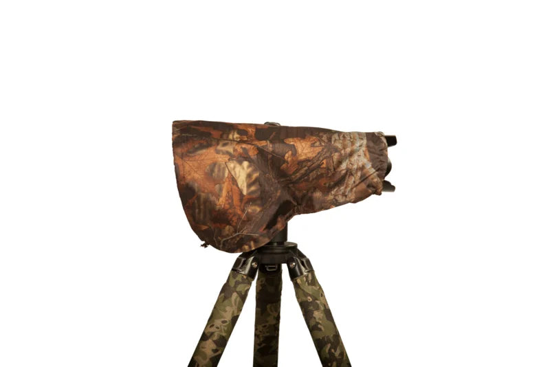 Housse de pluie Buteo Photo Gear 1 en camouflage feuillage brun sur un téléobjectif monté sur trépied