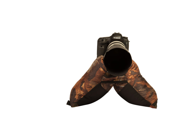 Buteo Photo Gear Bean Bag 2 en camouflage feuillage avec un appareil photo et un objectif dans la selle, de face