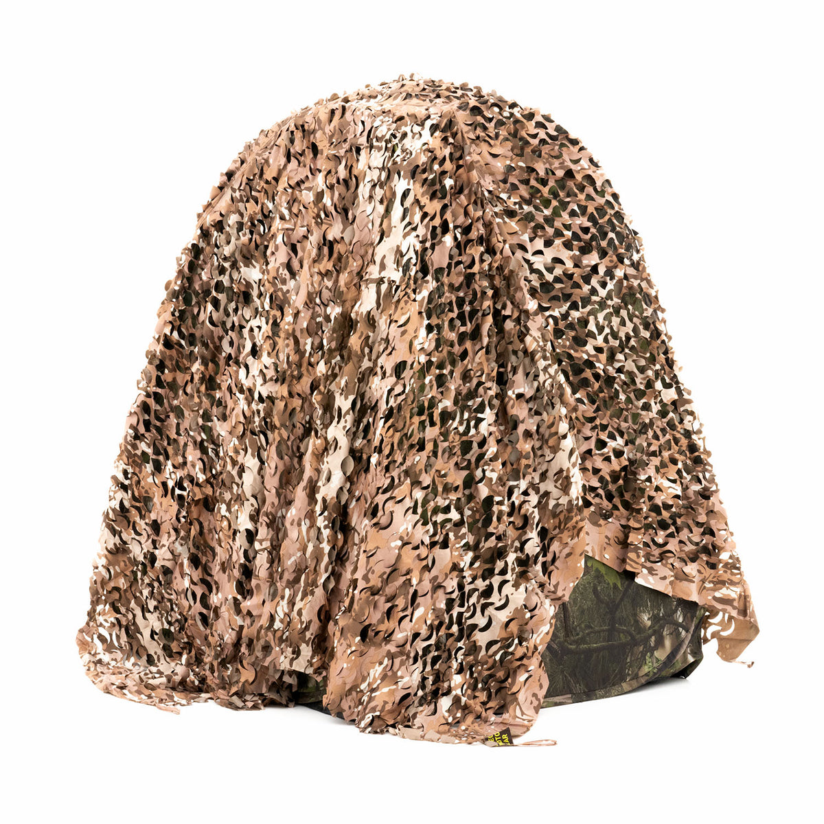 Filet de camouflage Buteo 3D Leafs brun drapé sur un objet avec un imprimé camouflage vert dessous