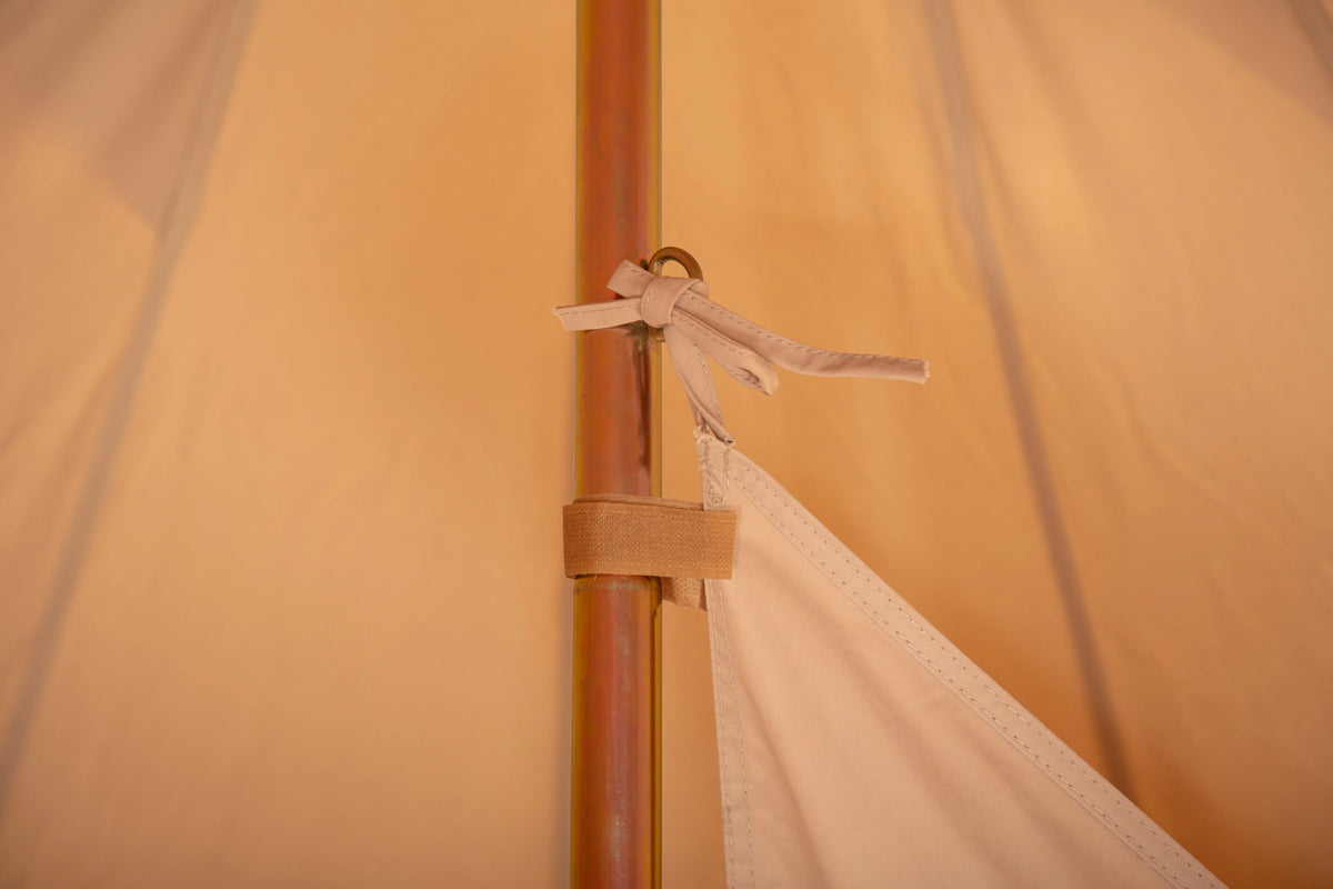 Cloison CanvasCamp pour tente Sibley nouée au mât central avec une boucle