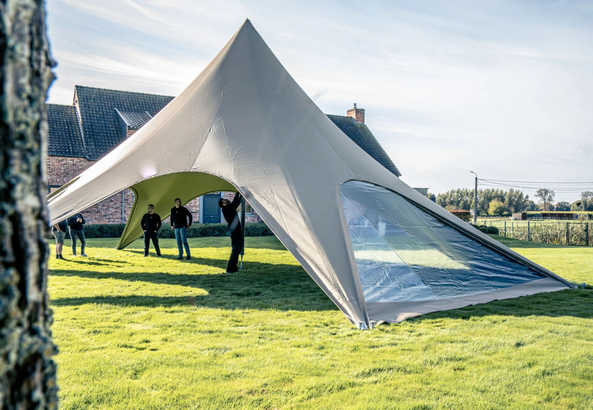 Paroi latérale fermée CanvasCamp StarShade Pro, paroi transparente sur une tente taupe sur l'herbe