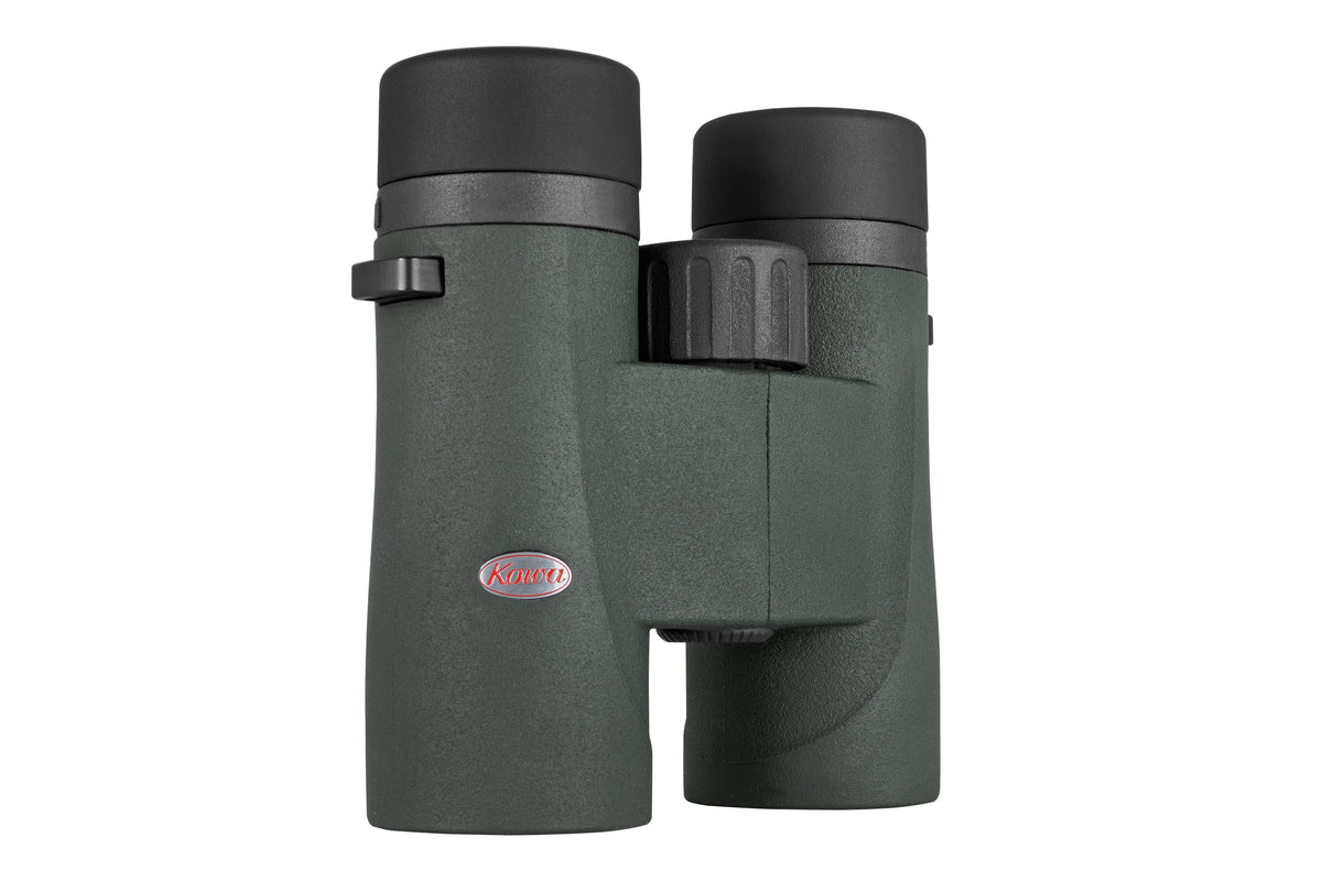 Kowa SVIII 10x32 debout, de biais sur le côté avec la molette de mise au point et logo Kowa