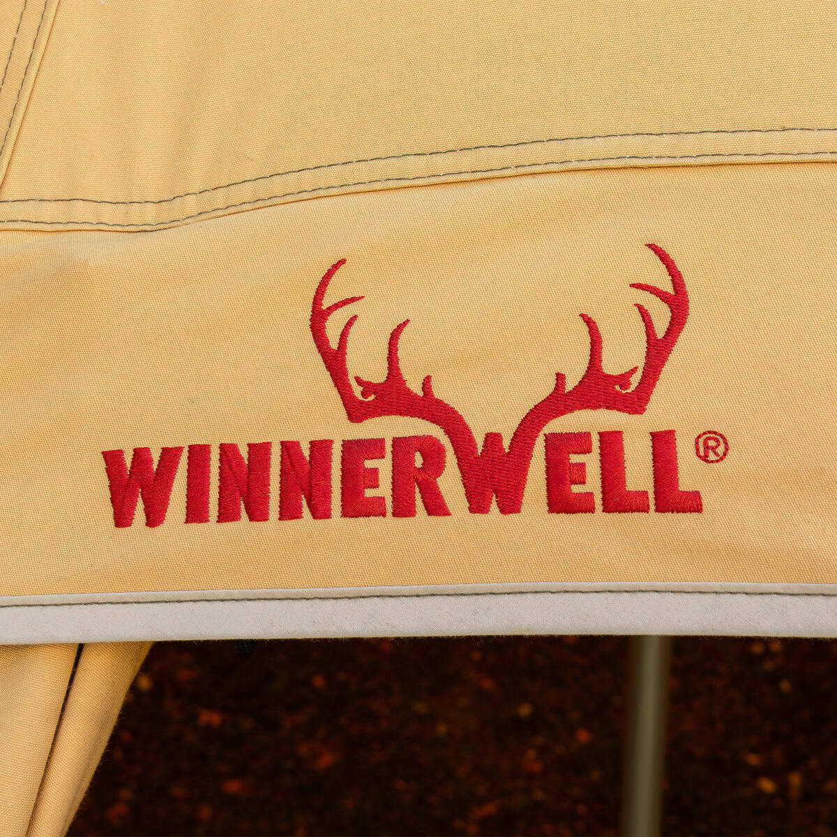 Winnerwell Arctic avec logo Winnerwell brodé en rouge avec bois de cerf sur la toile sable