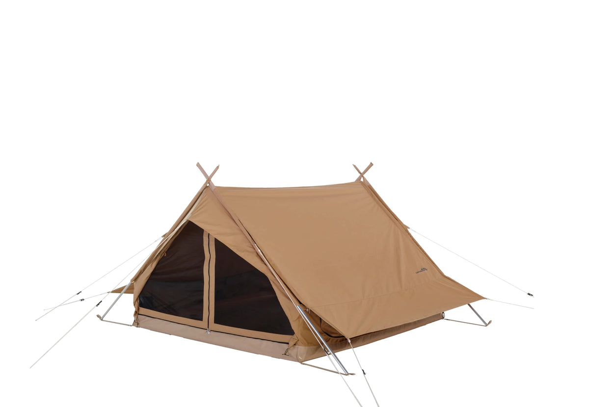 CanvasCamp Altaï de trois quarts avant avec moustiquaire noire dans l'entrée ouverte