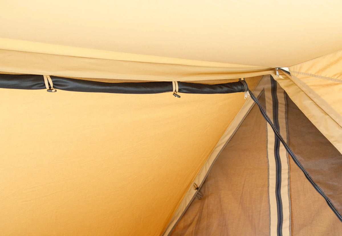CanvasCamp Altaï vue intérieure, barre de faîte noire avec boucles sur la toile près de la porte moustiquaire