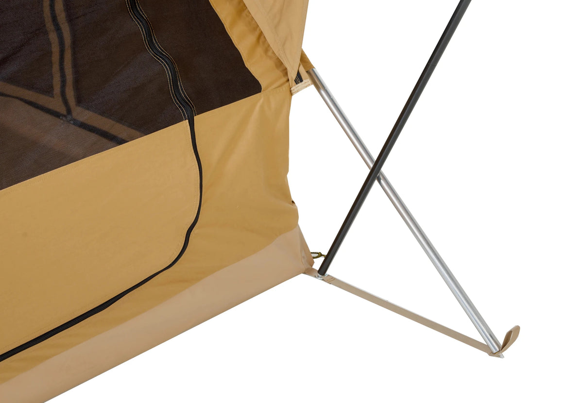 CanvasCamp Altaï, détail d'un coin avec le mât incliné et une fermeture éclair le long de la porte moustiquaire