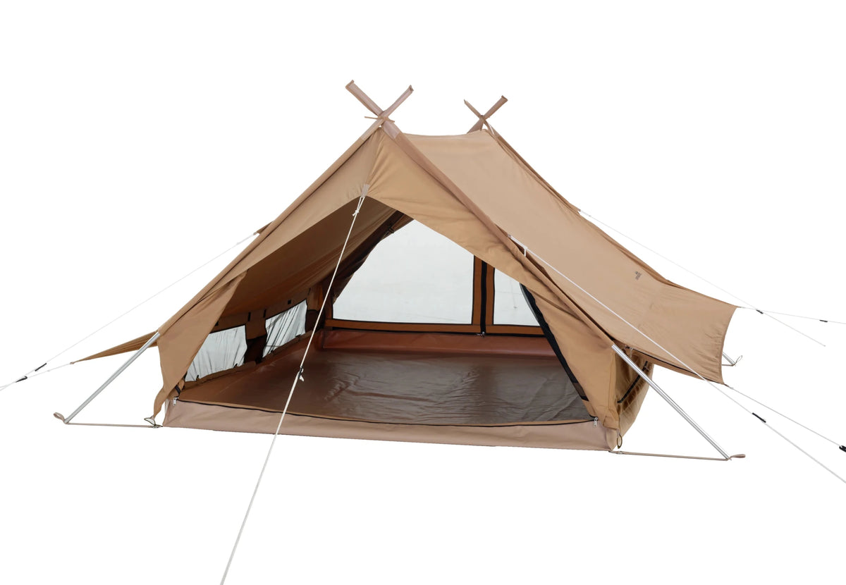 CanvasCamp Altaï avec l'avant grand ouvert, vue sur le sol intérieur et les fenêtres du fond