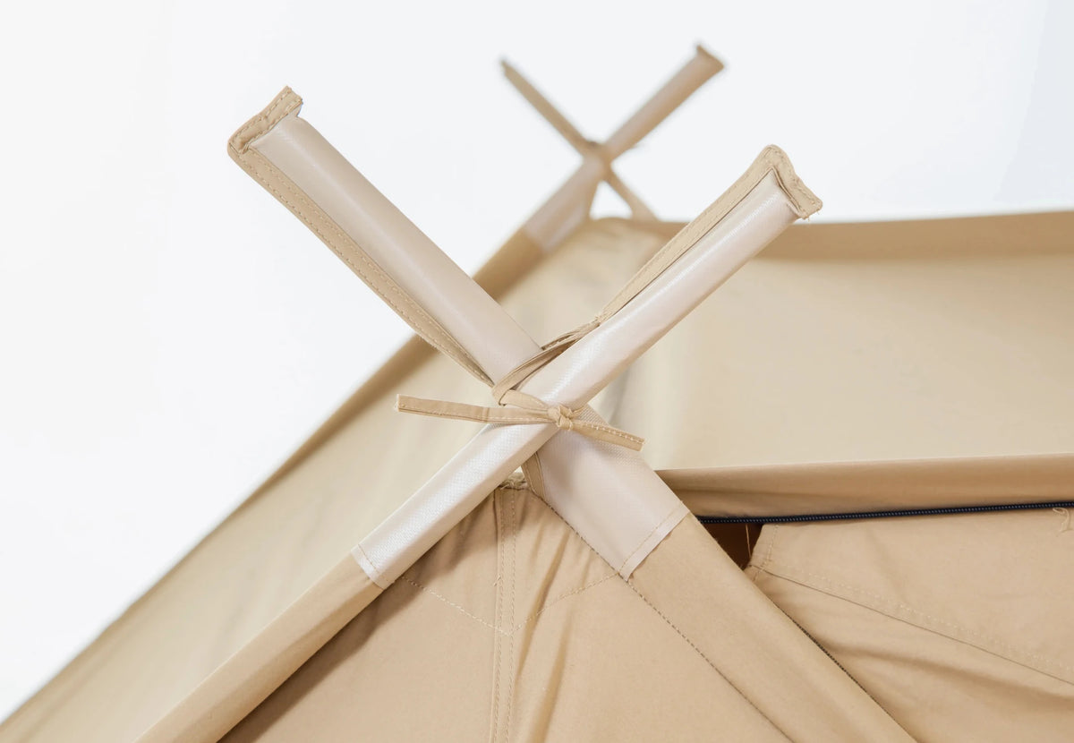 CanvasCamp Altaï, détail des mâts croisés au sommet du faîte, fixés par une sangle
