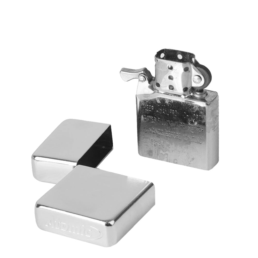 Briquet à essence Atomic en chrome brillant, avec l'insert à côté du boîtier vide