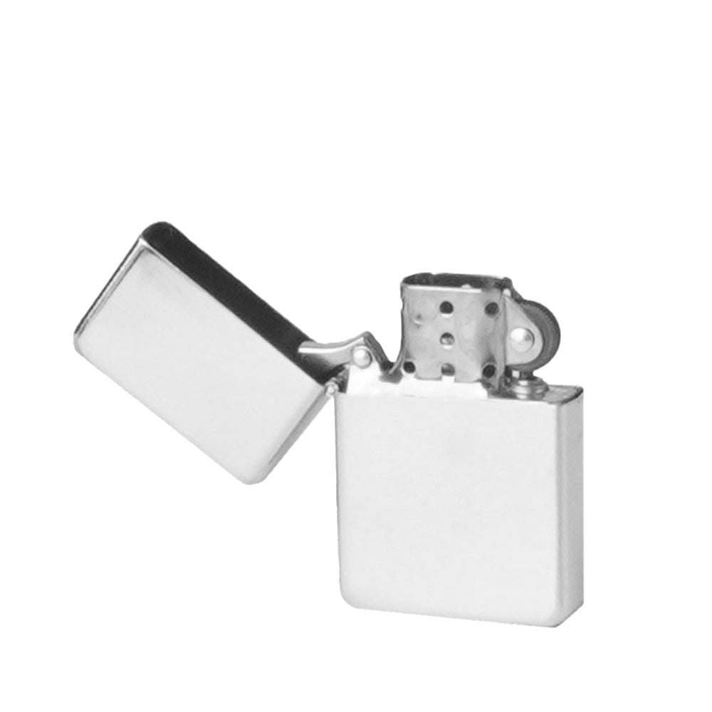 Briquet à essence Atomic argenté, ouvert avec le capot sur le côté et le pare-vent visible