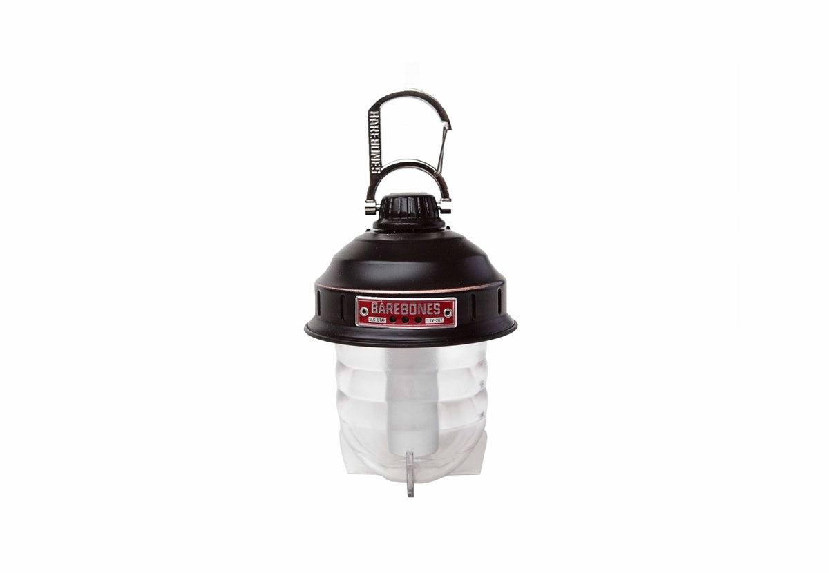 Lampe de camping Barebones Beacon noire avec mousqueton sur le dessus et abat-jour nervuré