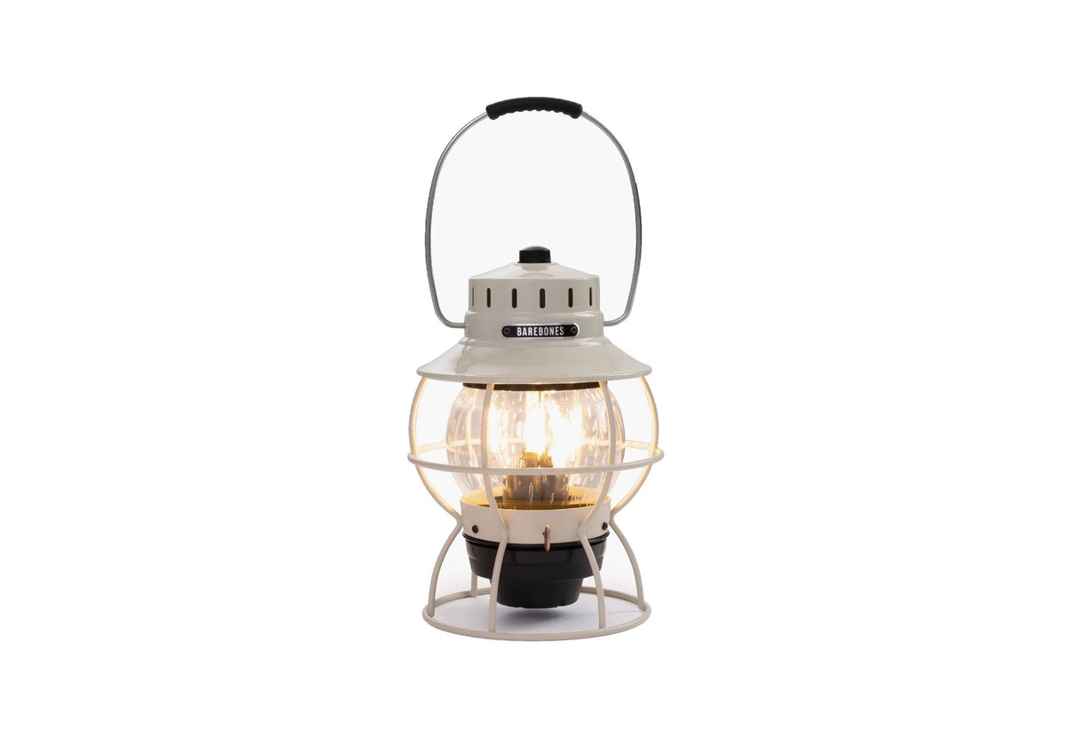 Lampe Barebones Railroad allumée, avec une lumière chaude derrière le verre et la cage