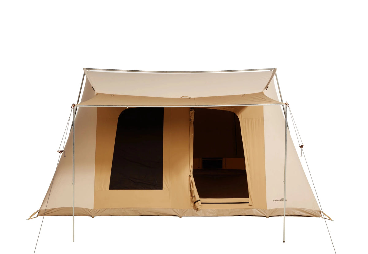 Tente CanvasCamp Big Horn, tente en toile beige avec auvent, porte ouverte et une fenêtre, vue de face