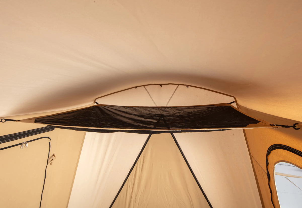 CanvasCamp Big Horn vue intérieure, un filet de rangement noir tendu sous le toit