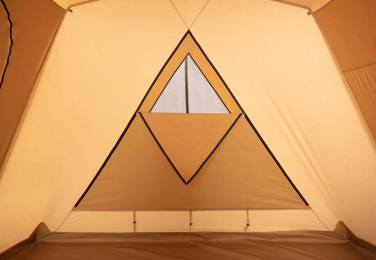 CanvasCamp Big Horn vue intérieure, paroi arrière triangulaire avec rabat ouvert et fenêtre moustiquaire