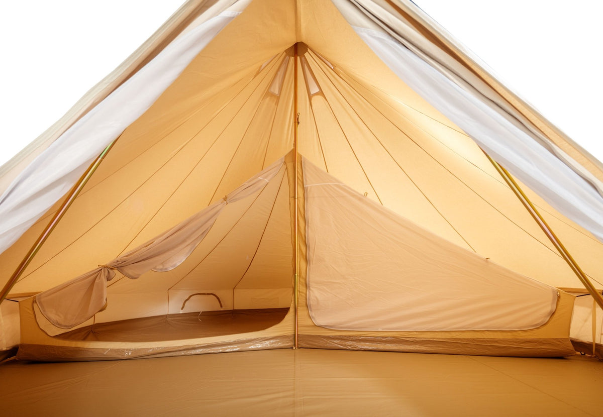 Tente intérieure CanvasCamp Sibley avec la porte du compartiment gauche ouverte