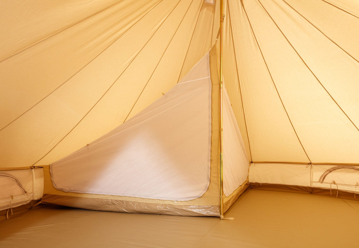 Tente intérieure CanvasCamp Sibley vue de biais, fermée et fixée au mât central