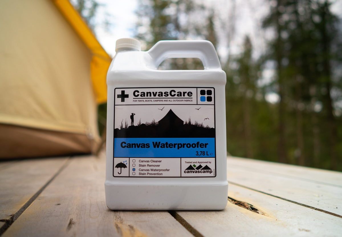 Imperméabilisant CanvasCare sur une plateforme en bois près d'une tente entre les arbres