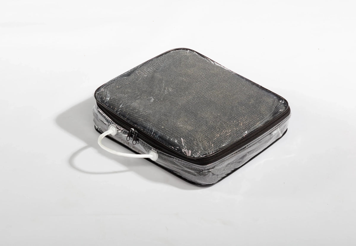 Pare-soleil CanvasCamp CoolAir rangé dans un sac transparent avec fermeture éclair et poignée