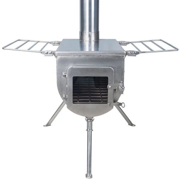 Winnerwell Woodlander Plus External Air vu de face avec tuyau de cheminée et tablettes latérales dépliées