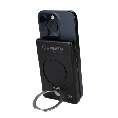 WakaWaka Power Pro noir au dos d'un téléphone, avec anneau de maintien et écran