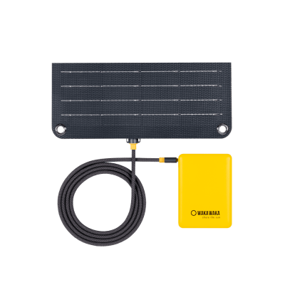 Panneau solaire WakaWaka Solar 20 avec un câble enroulé relié à une batterie externe jaune