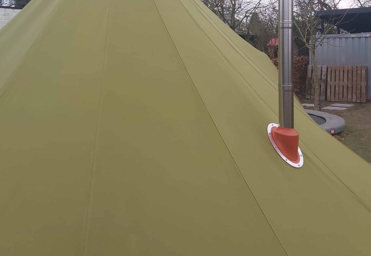 CanvasCamp Exit 45° sur une toile de tente verte avec tuyau de poêle en acier, tente dans un jardin