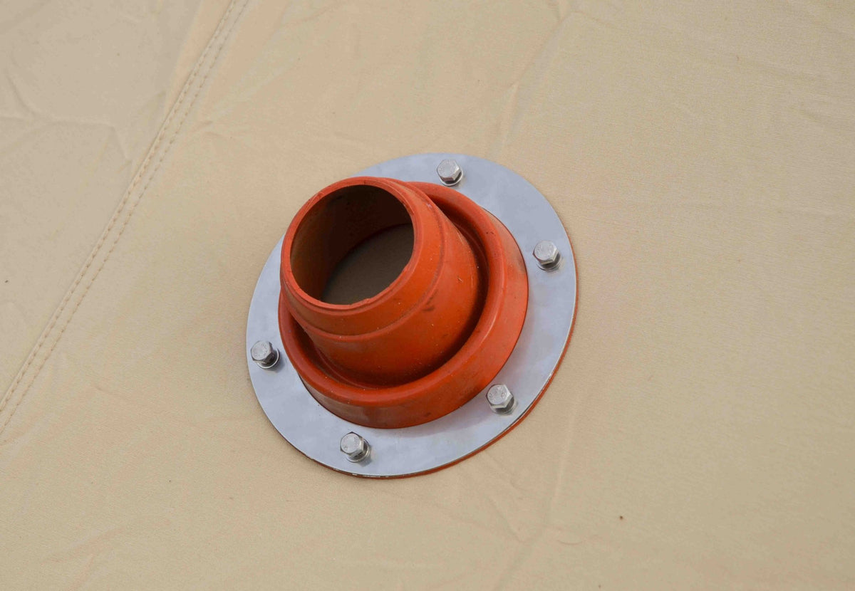 CanvasCamp Exit sur toile de tente beige, collerette orange vissée avec un anneau métallique